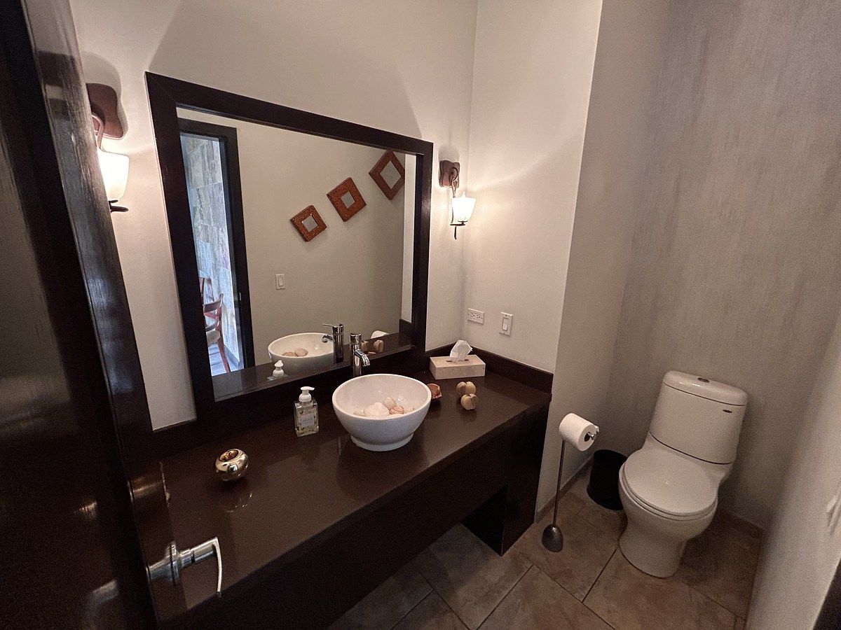 10 de 42: Baño de visitas