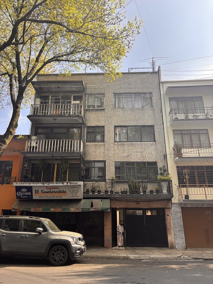 9 of 12: Fachada principal