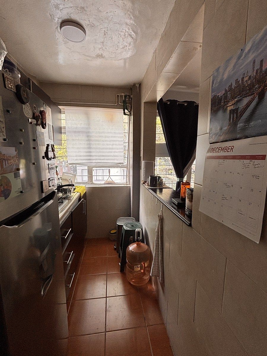 3 of 12: Cocina con barra desayunadora