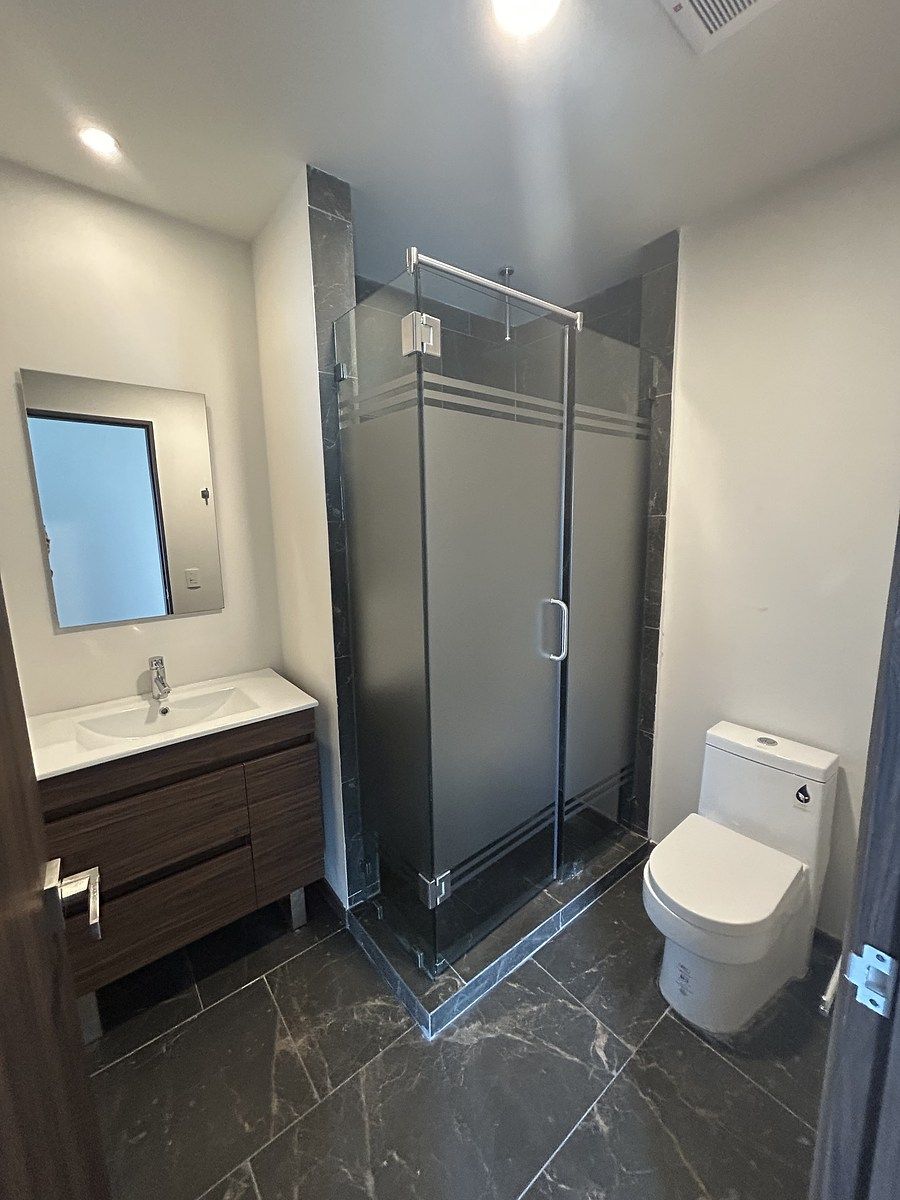 16 de 17: Baño completo con cancel de vidrio templado