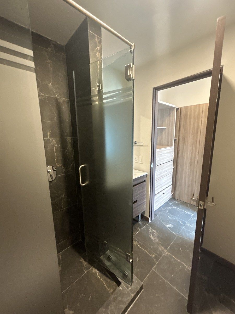 12 de 17: Vista del baño hacia walk-in closet