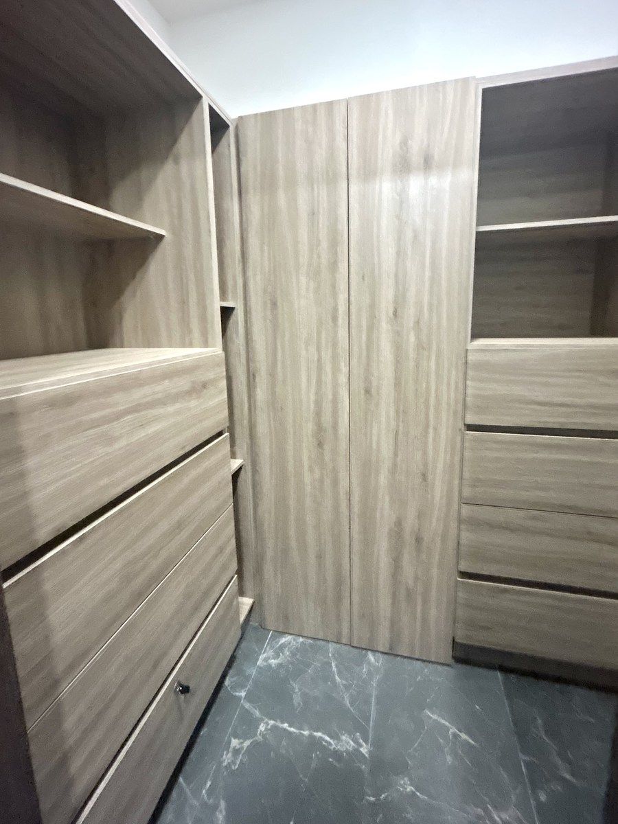 10 de 17: Walk-in closet en recámara principal