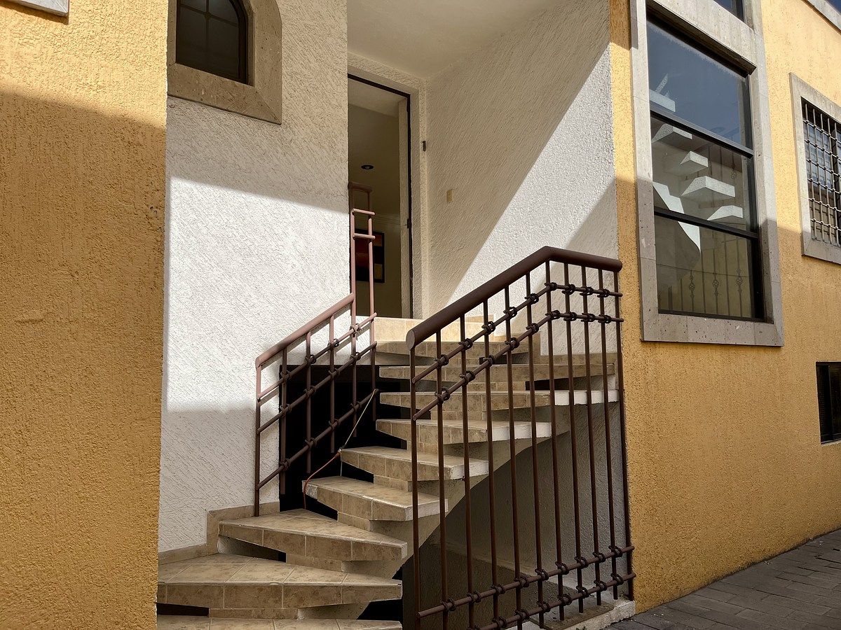 6 de 32: Entrada principal a la casa