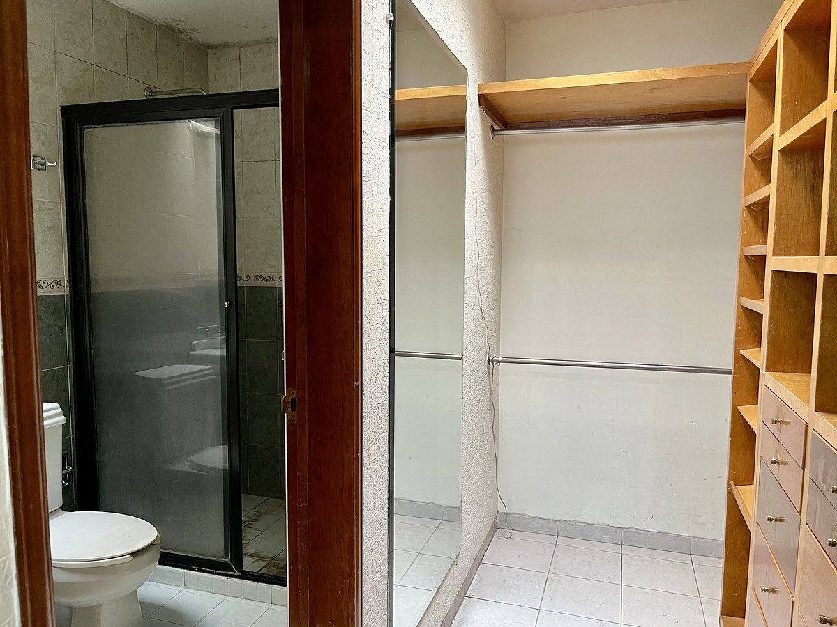 13 de 32: Vestidor y baño de recàmara principal