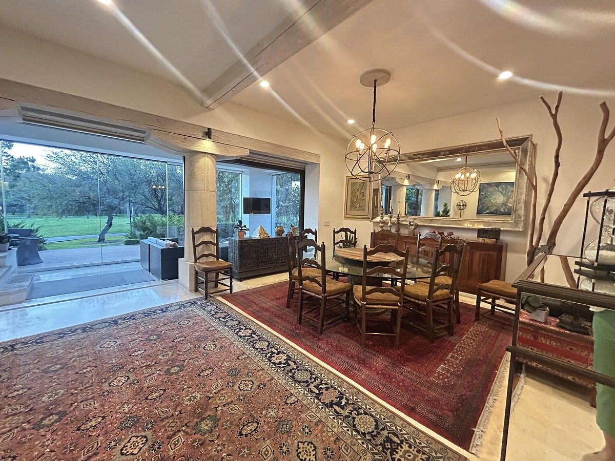 10 of 21: Comedor interno