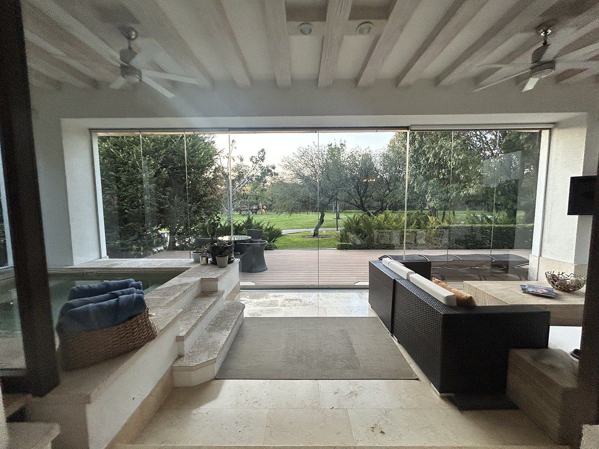 5 of 21: Sala y comedor con vistas al campo