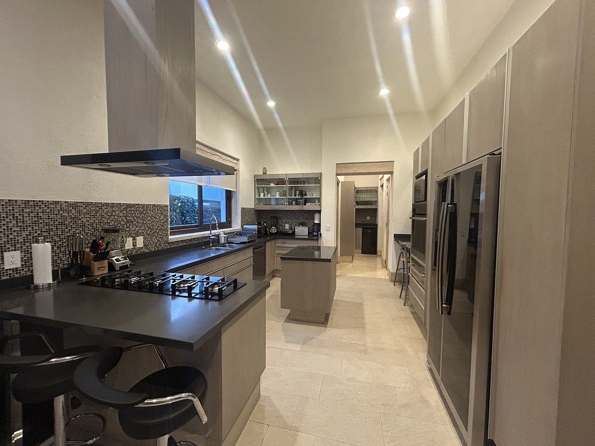 11 of 21: Cocina equipada