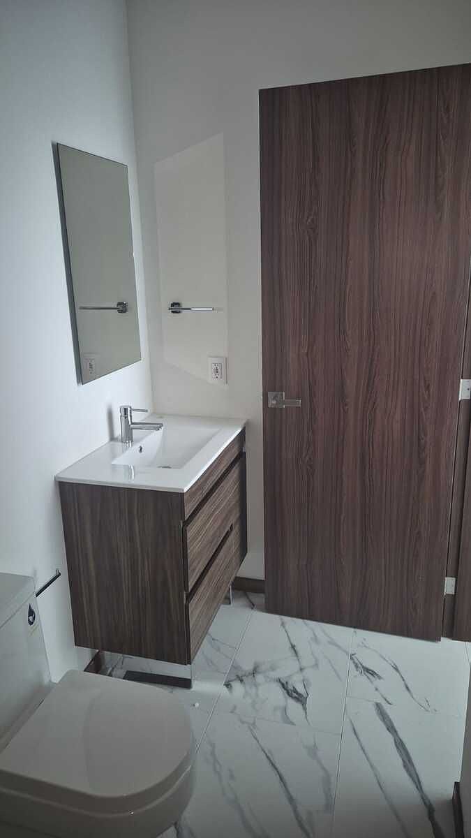 7 de 16: Baño completo con su espejo