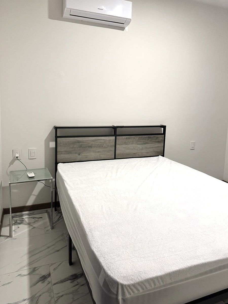 14 de 16: Cama y buró