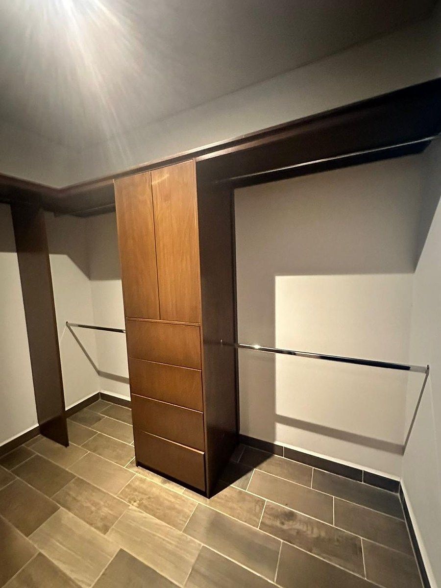 7 de 14: Vestidor principal