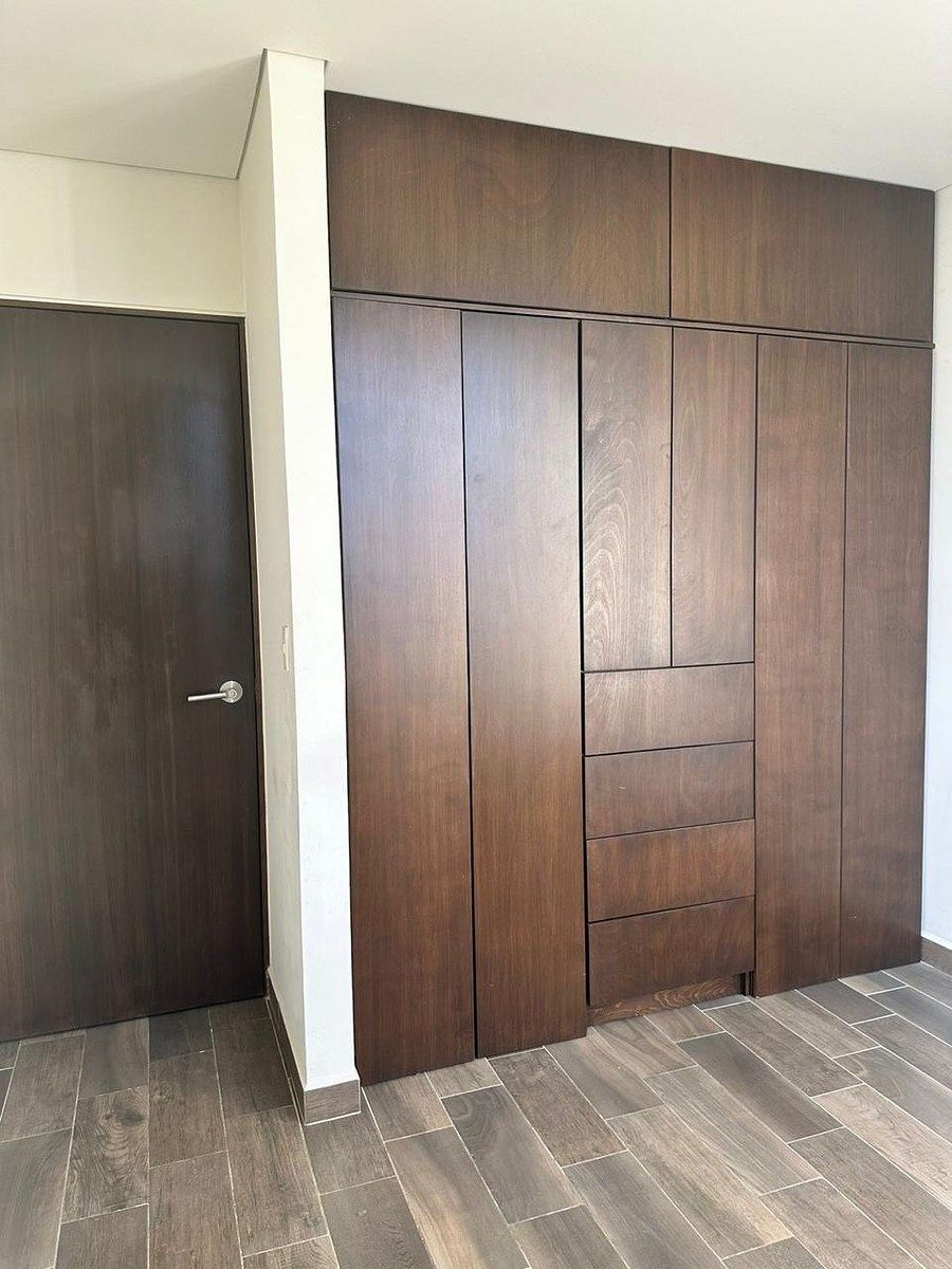 8 de 14: Closet de pared con puertas