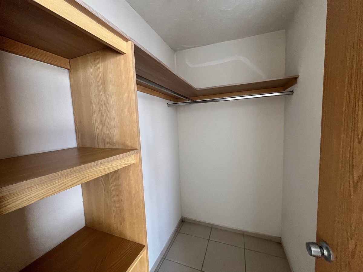 28 de 28: clóset vestidor en planta alta