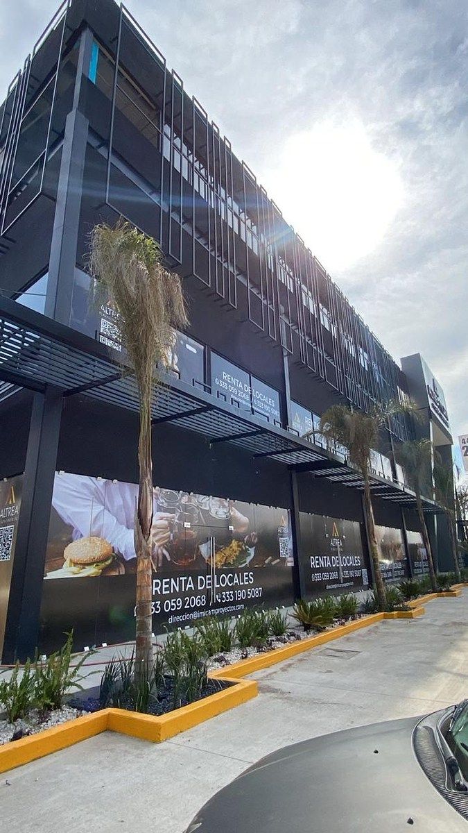 5 de 8: Locales Exterior Av. Eugenio Garza Sada