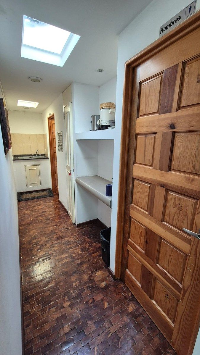 12 de 13: Baños y Area de Cafetera y microondas