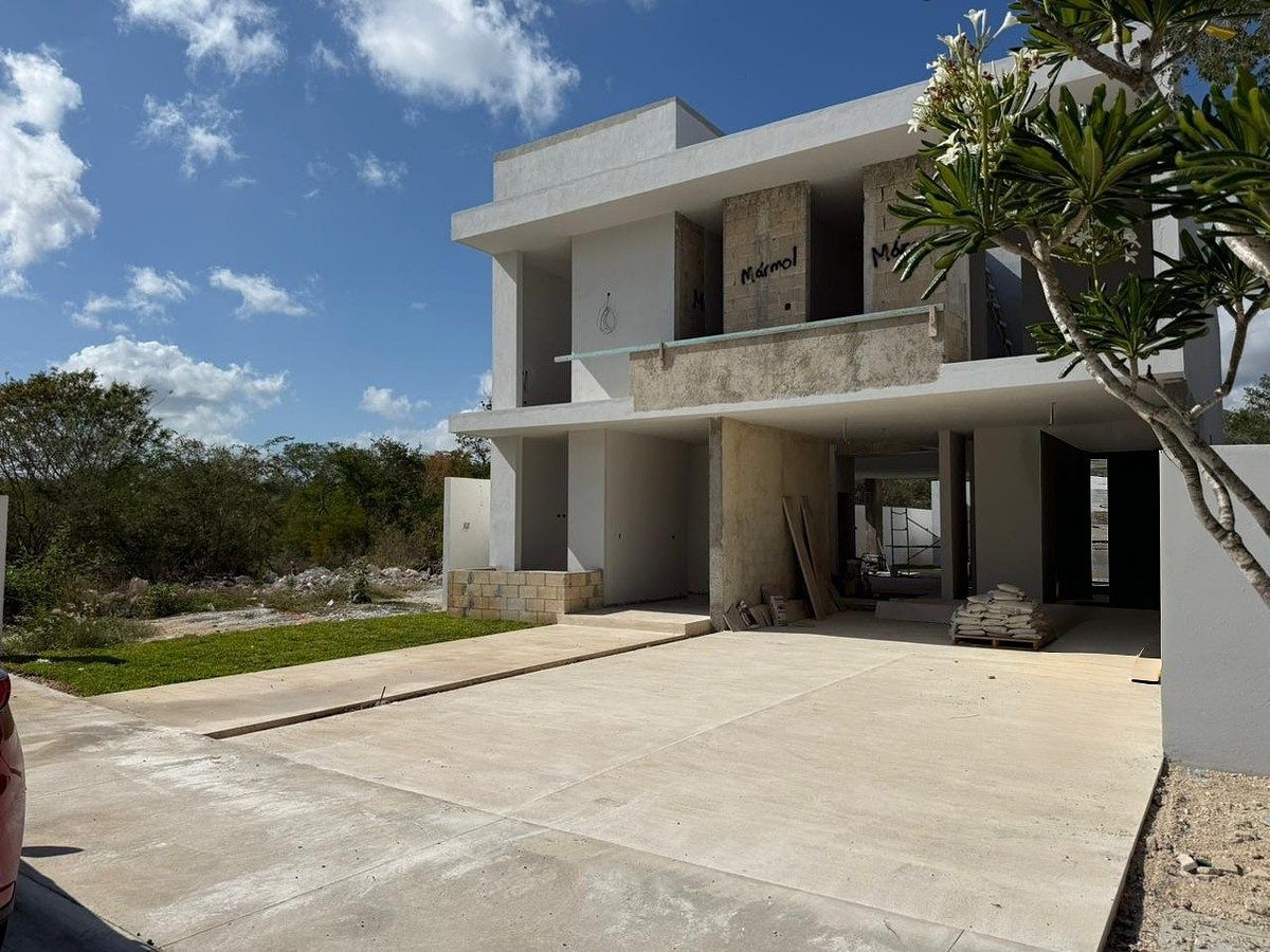 Residencia 2 en 1 con alberca y paneles solares P. Provincia en Yucatán