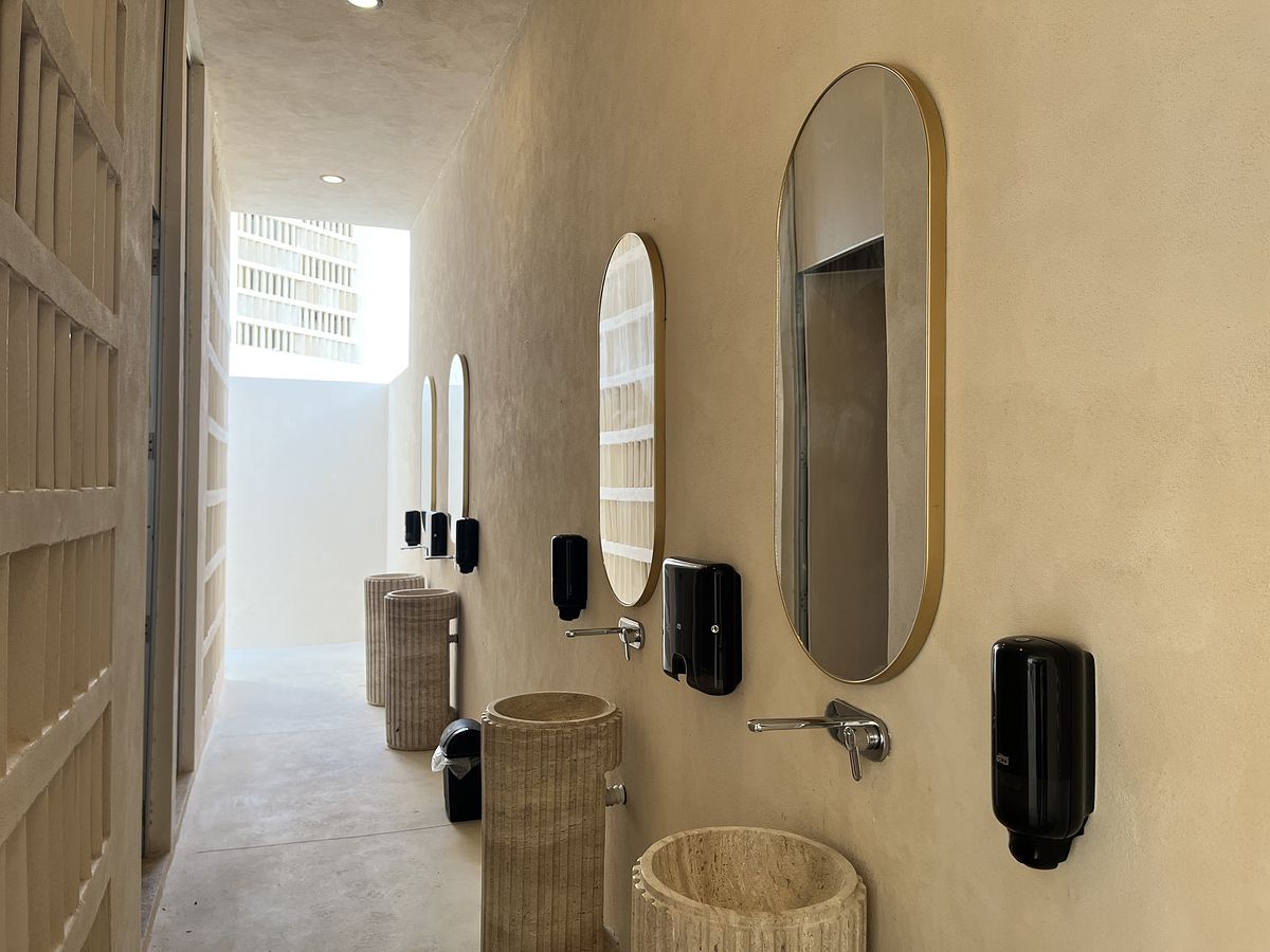 33 de 45: Baños área de piscina