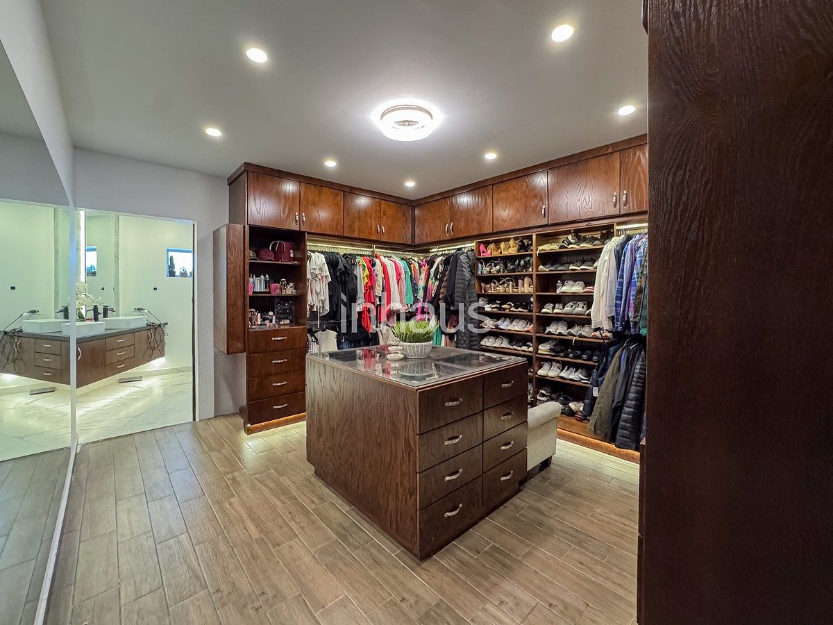 12 de 29: VESTIDOR 1