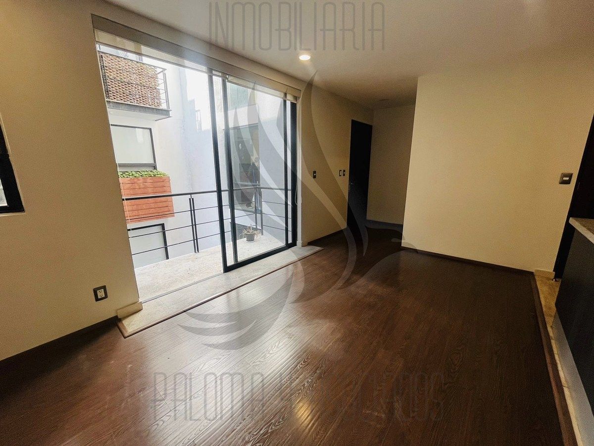 6 de 28: Sala con balcón