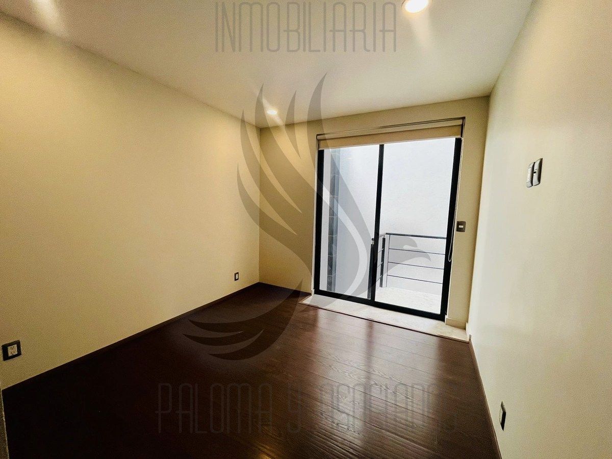 13 de 28: Recámara secundaria con balcón