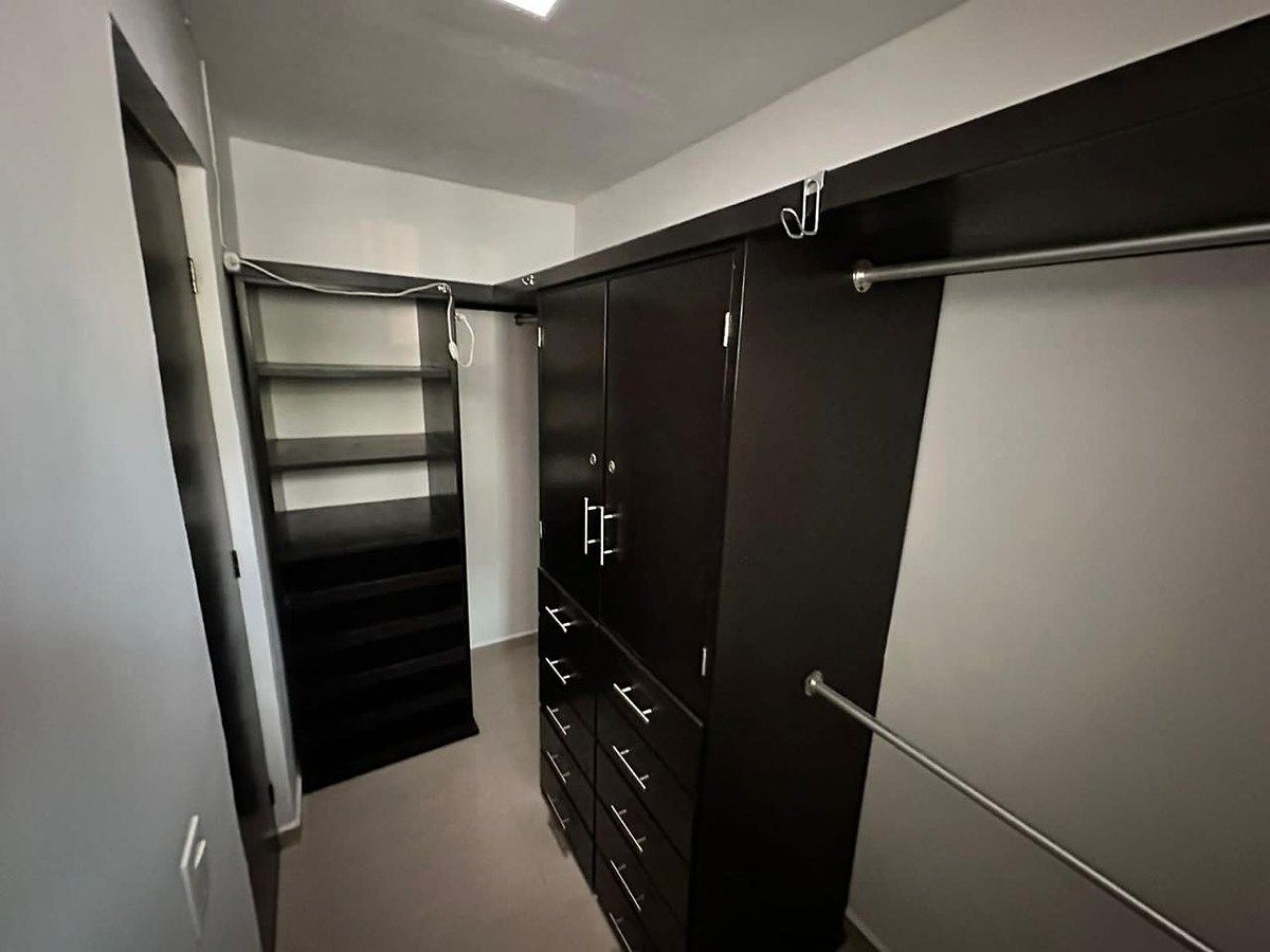 10 de 18: CLOSET PRINCIPAL