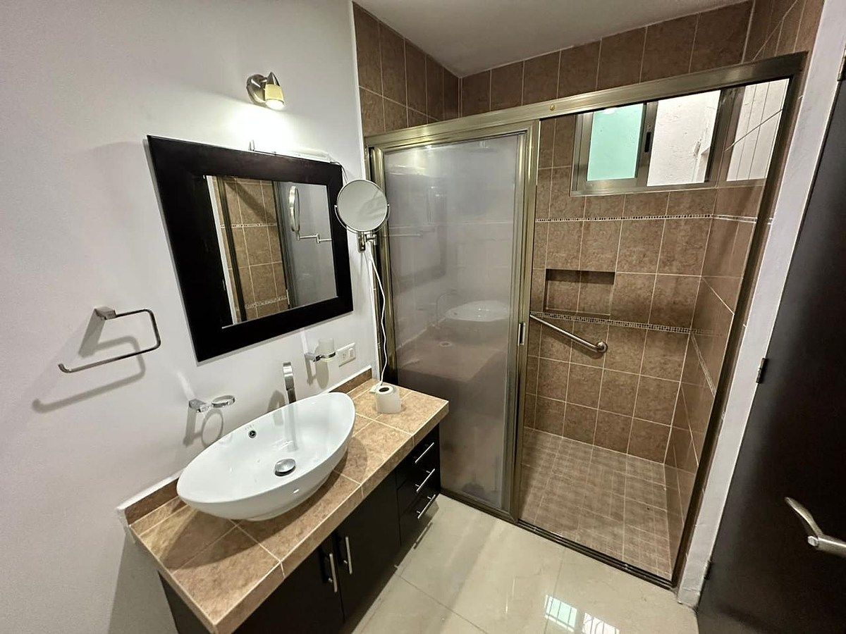 6 de 18: BAÑO COMPARTIDO