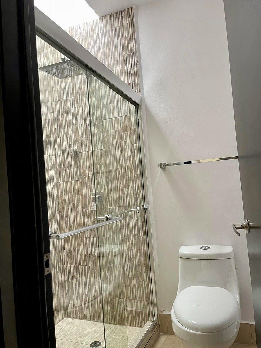 8 de 15: Baño completo en planta de arriba