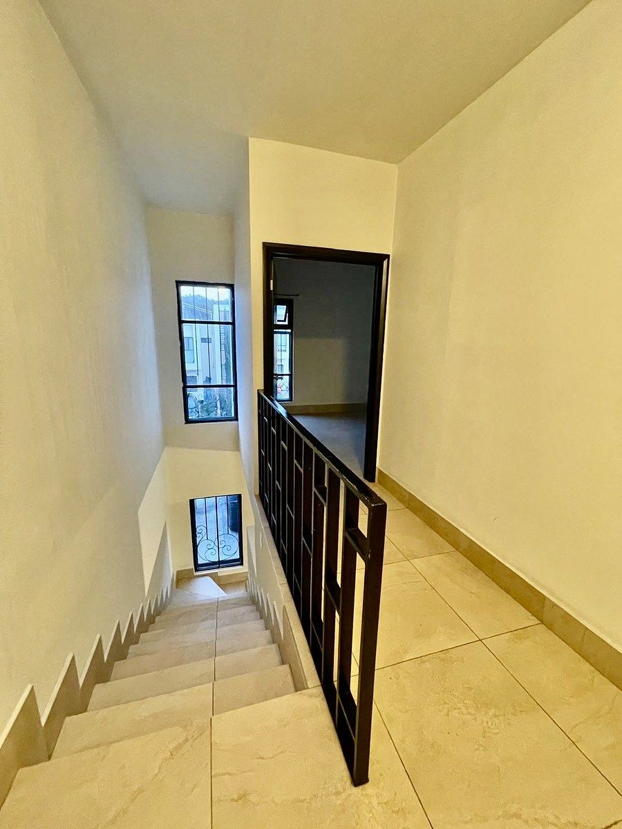 7 de 15: Pasillo y área de escaleras desde el segundo nivel