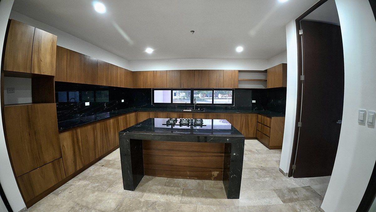 5 de 27: Cocina integral con isla y encimeras de granito.