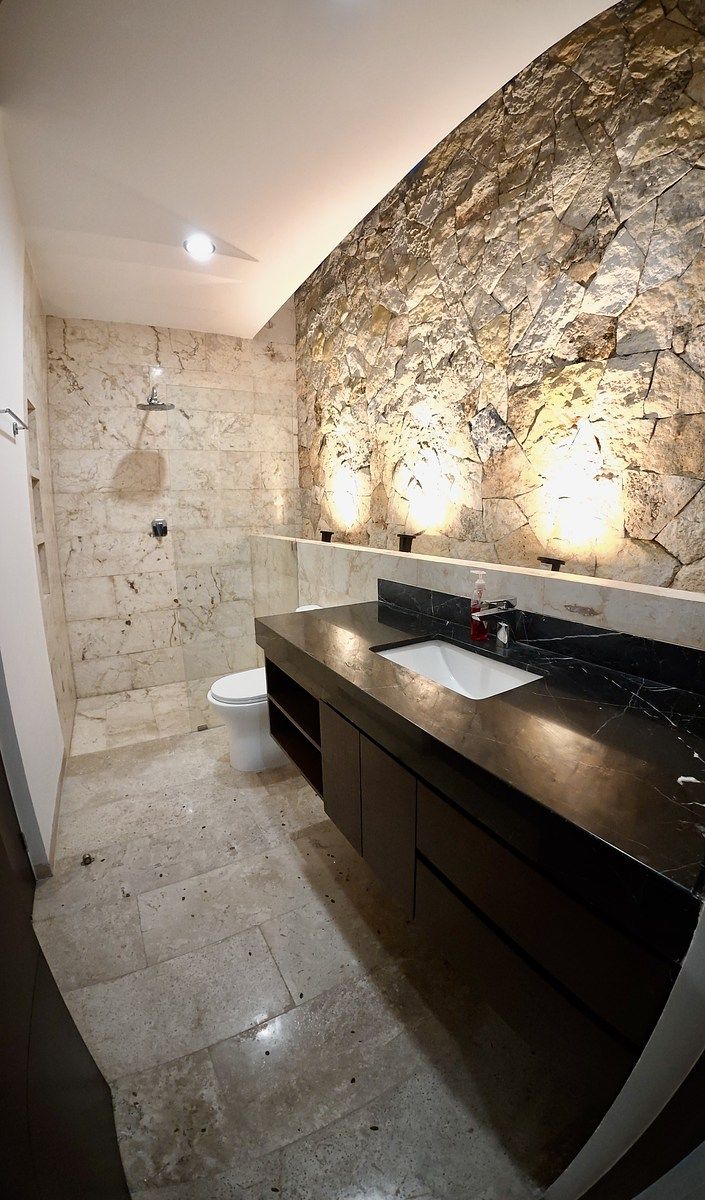 9 de 27: Baño completo con acceso interior y exterior.