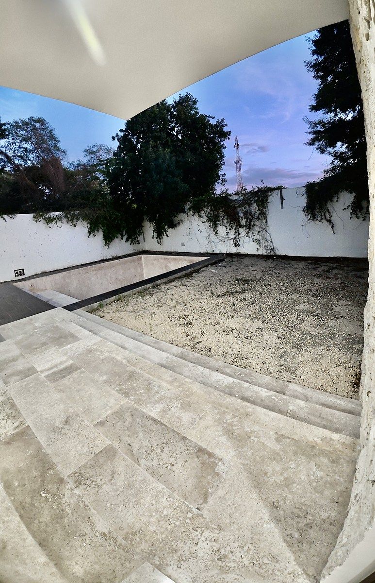 12 de 27: Patio trasero y piscina 4x6.