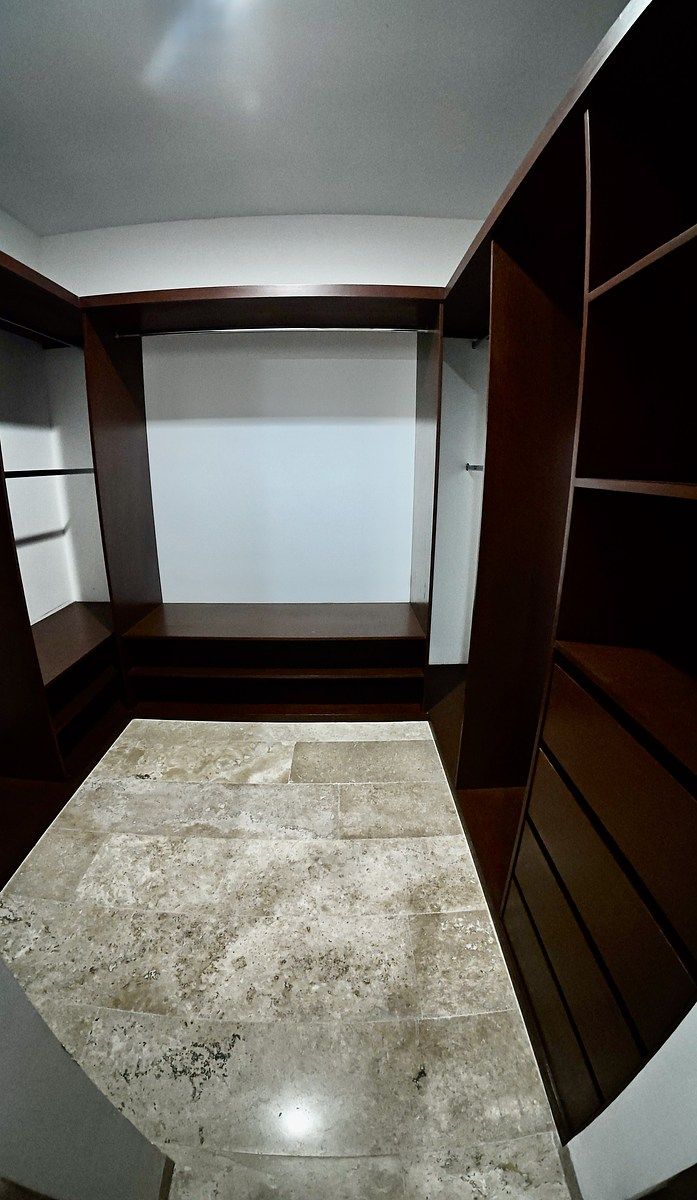 17 de 27: Vestidor en recamara principal.