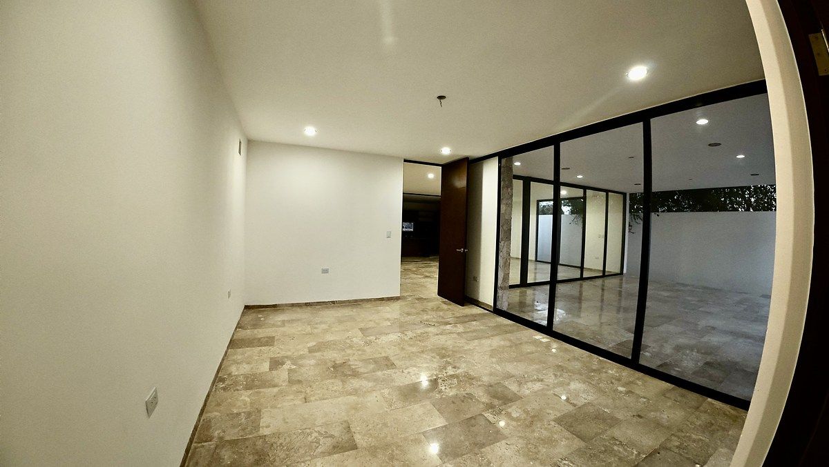 18 de 27: Recamara estudio. Sala de TV, bar.