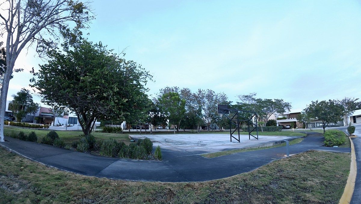 23 de 27: Cancha de basketball frente a la casa.