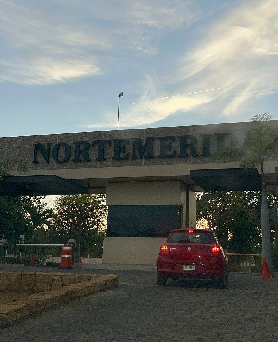 3 de 27: Entrada principal del Residencial.