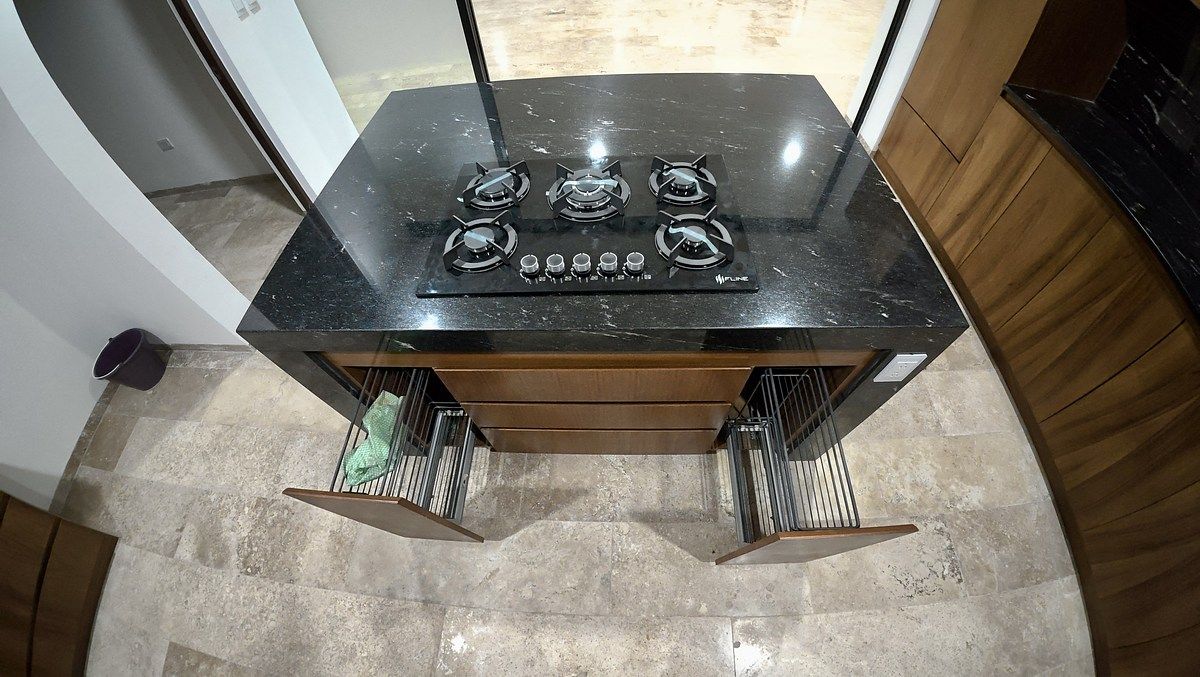 25 de 27: Isla con encimera de granito.