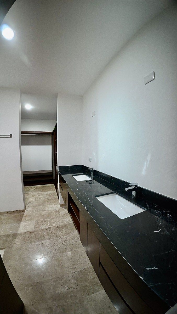 27 de 27: Baño de doble lavabo en recamara principal.