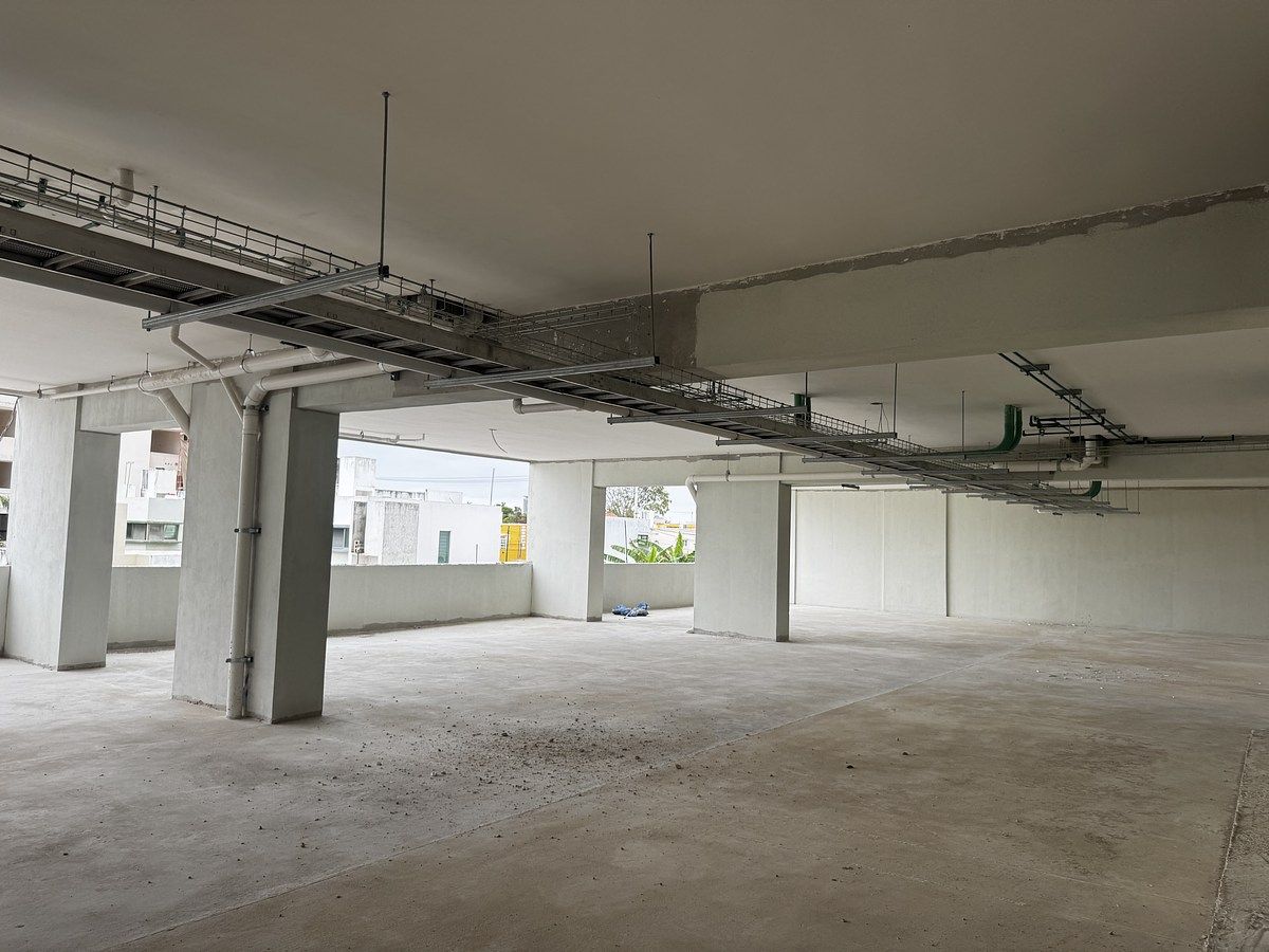 9 of 24: Estacionamiento techado