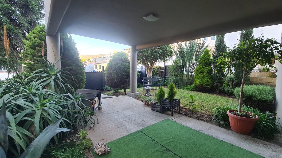 6 de 30: Estacionamiento y Jardín frontal