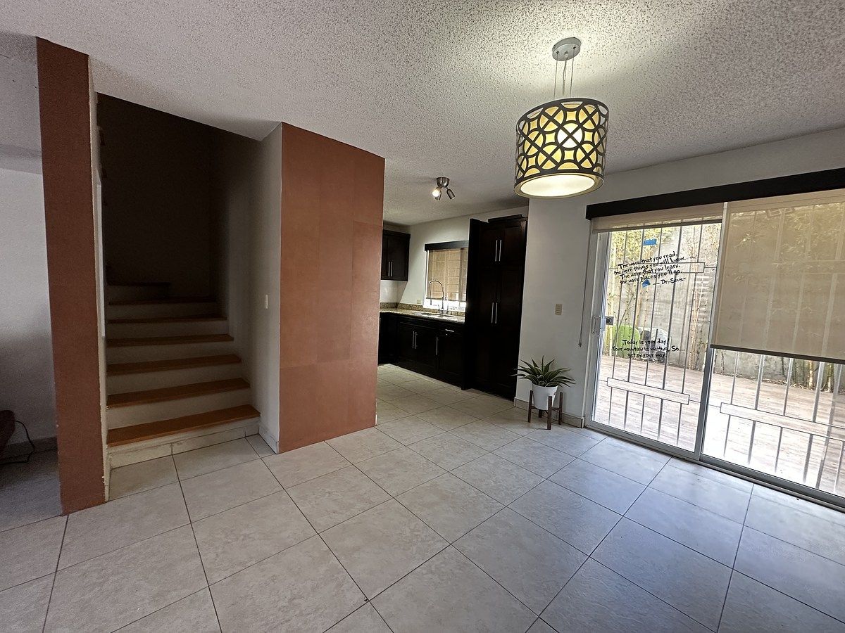 8 de 41: Sala comedor c/ escaleras