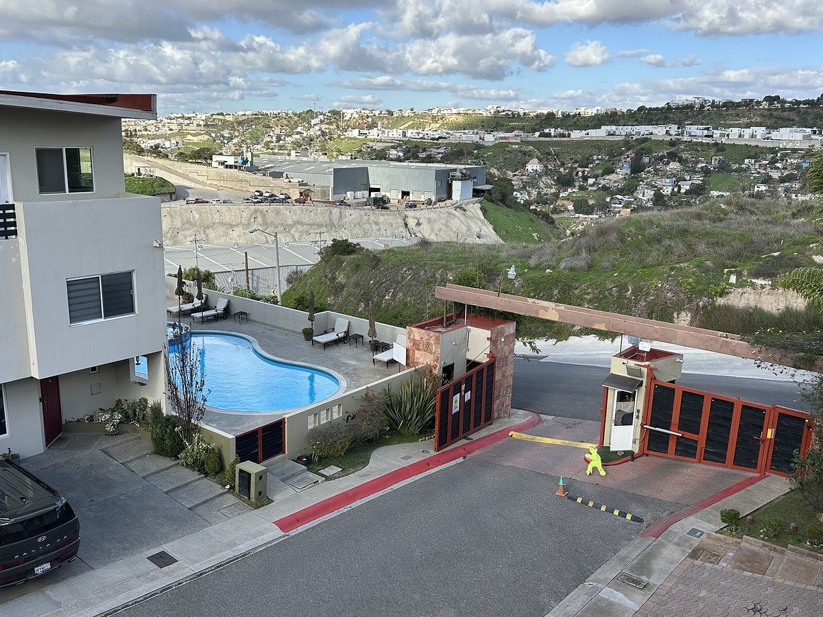 38 de 41: Vista de Alberca desde Balcón/ Roof Garden