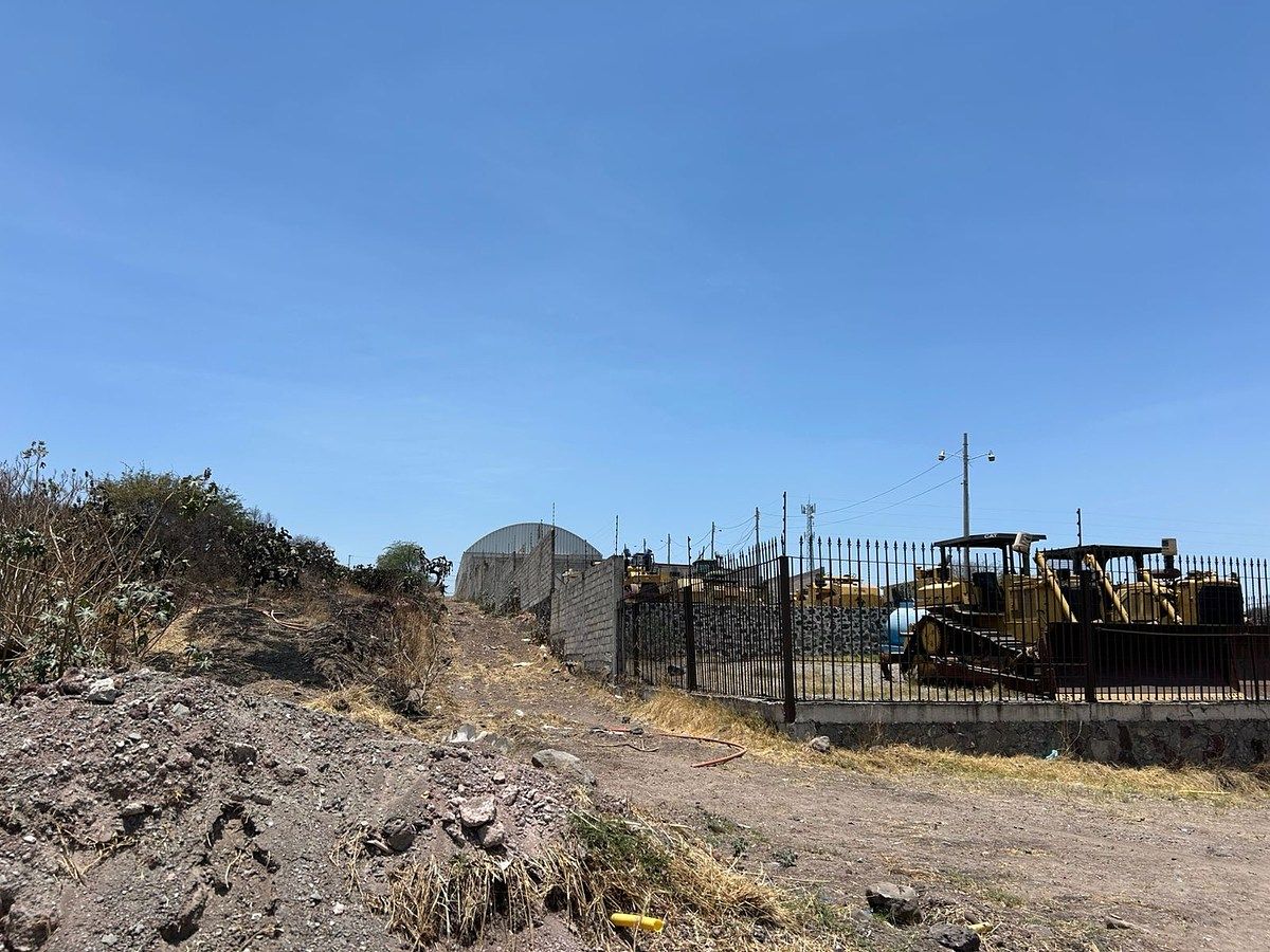 3 de 10: Con derecho de paso por un costado que atraviesa hasta la ca