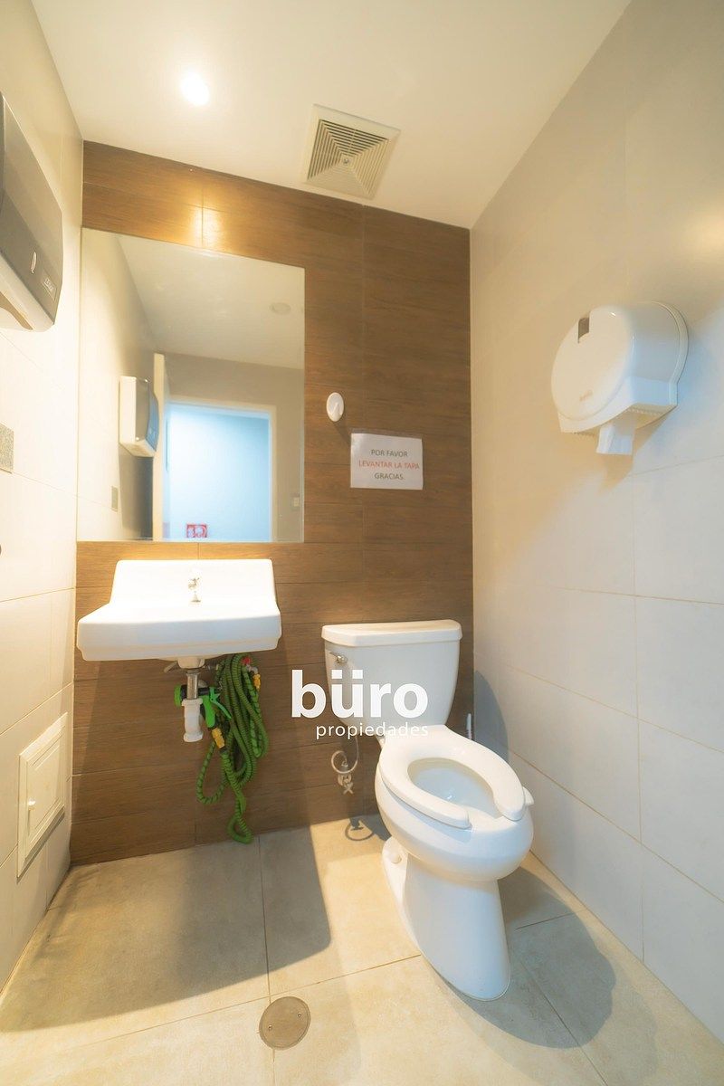 13 de 26: Baño Hombres