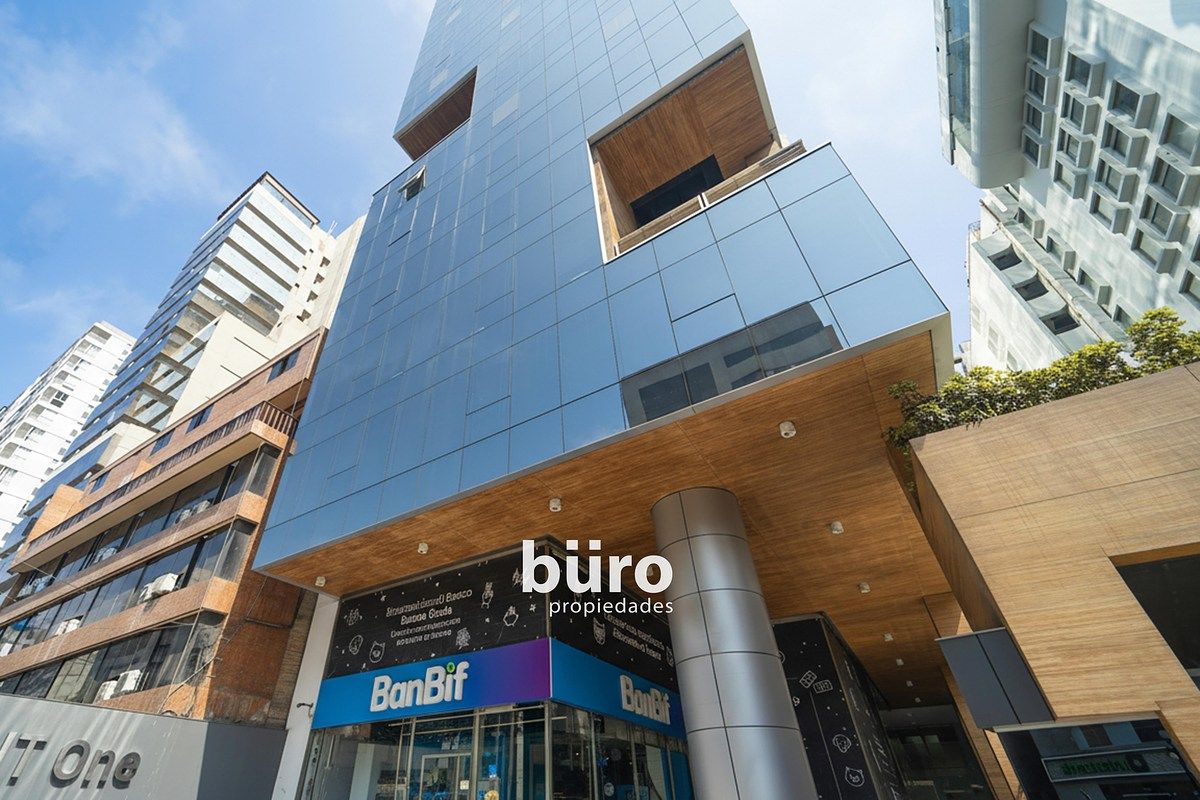 24 de 26: Fachada Centro Empresarial