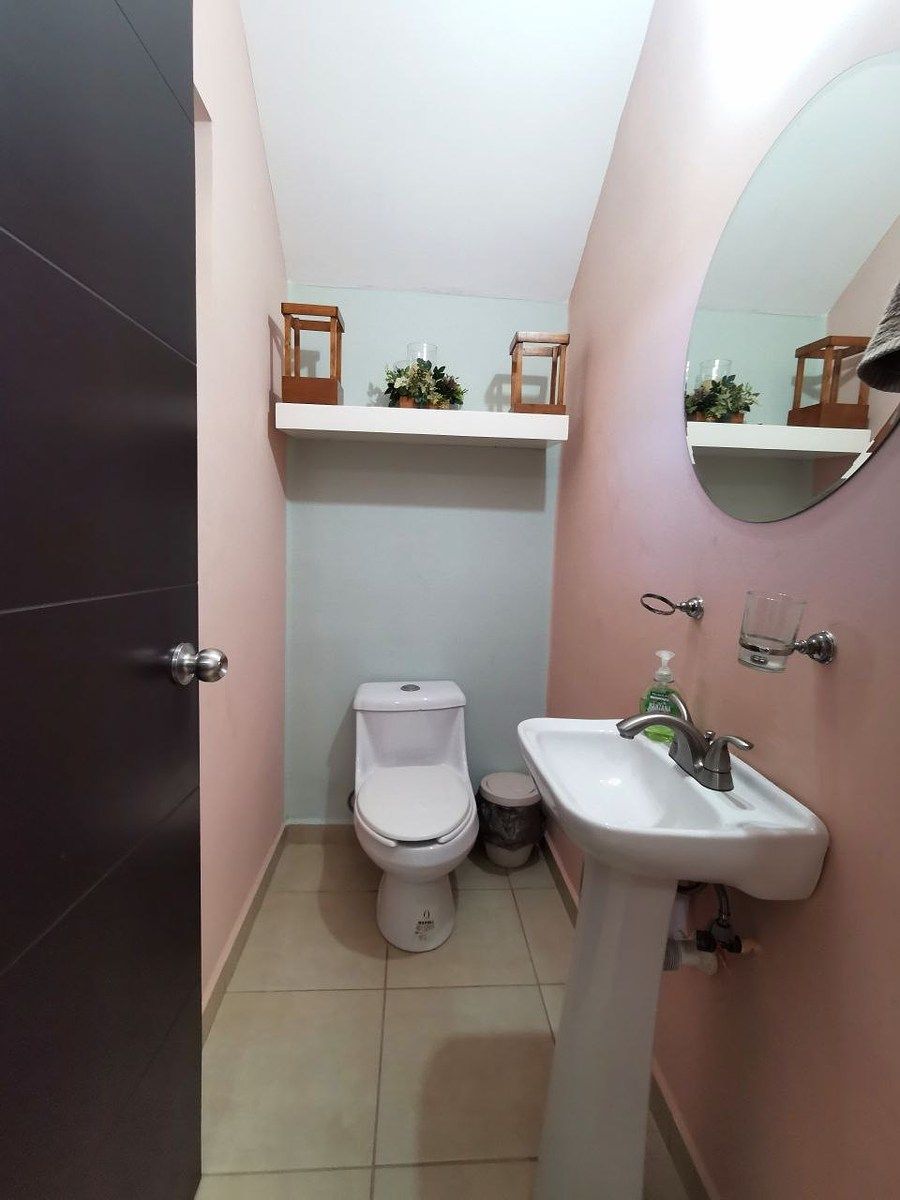 8 de 19: Medio baño en planta baja