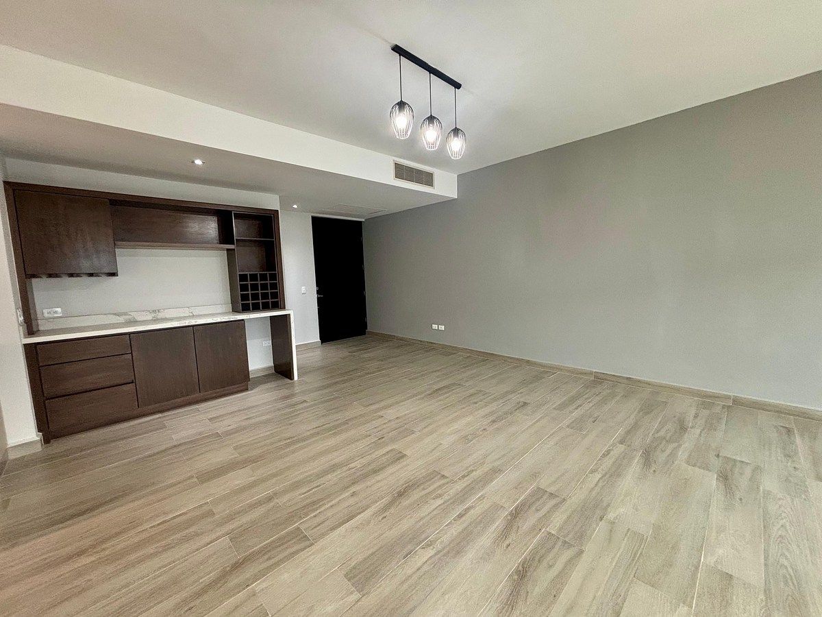 3 de 29: Entrada y mueble empotrado en area social