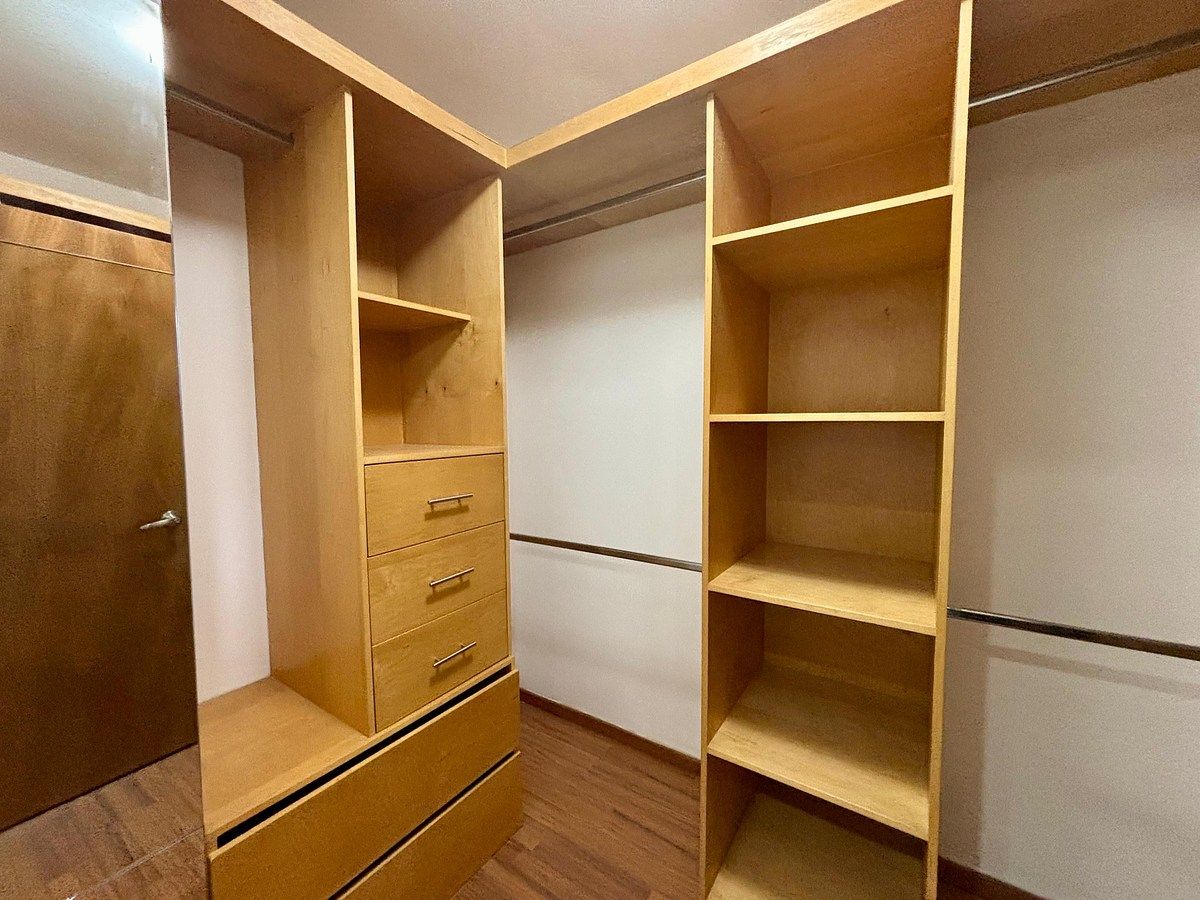 18 de 29: Vestidor recámara principal