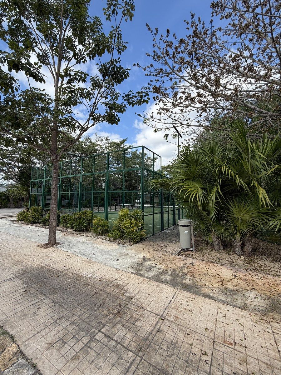 17 of 27: Cancha de padel