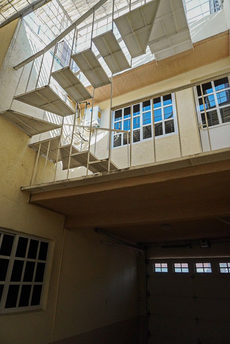 26 de 31: entrada lobby ESCALERAS EXTERNAS