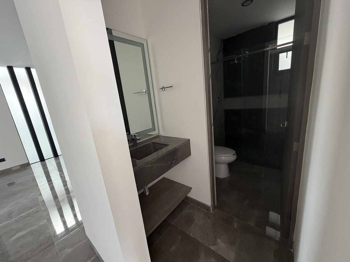 6 of 14: Baño completo compartido