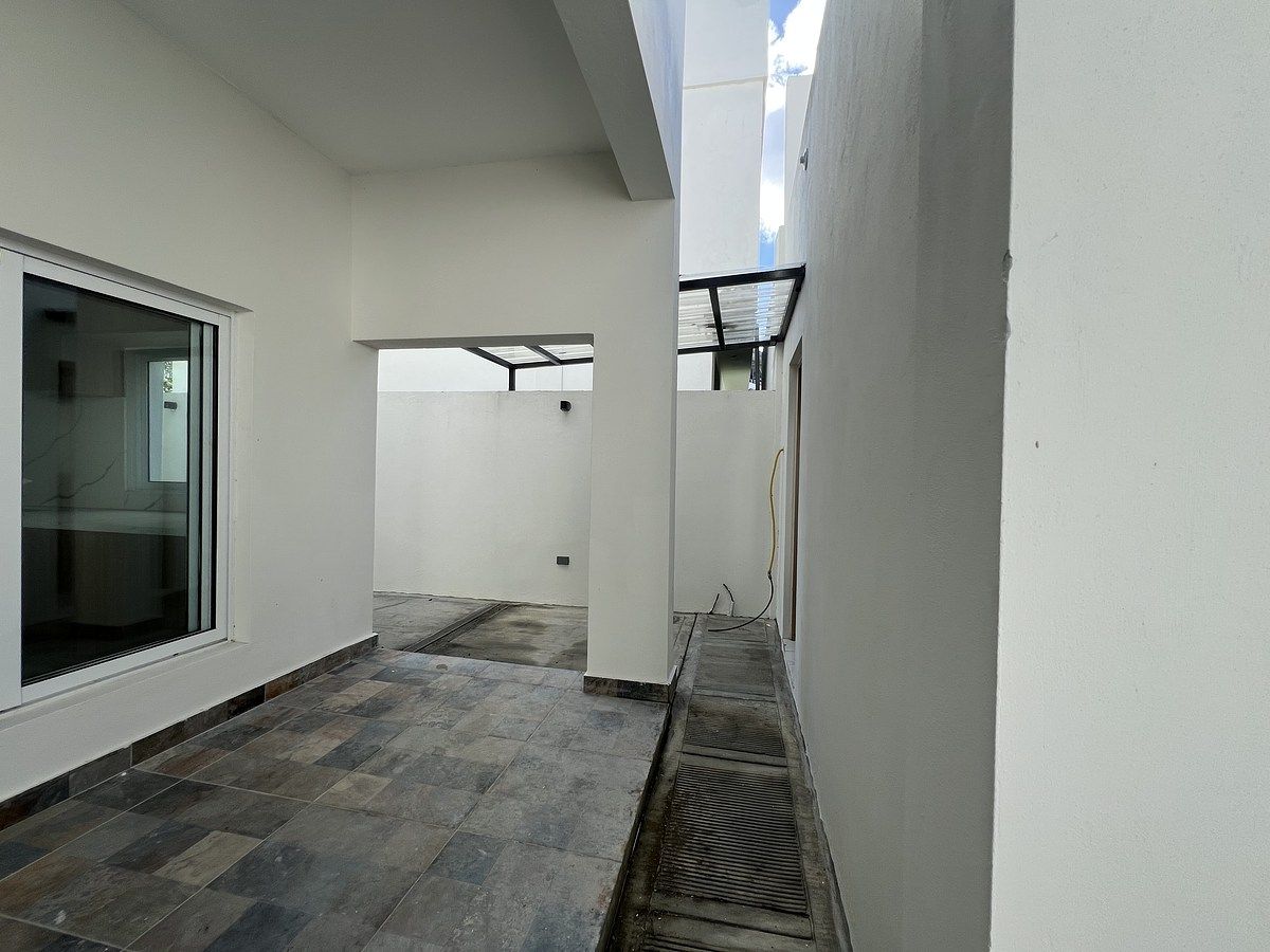 21 de 39: Patio y vista a la zona de servicio y cocina caliente